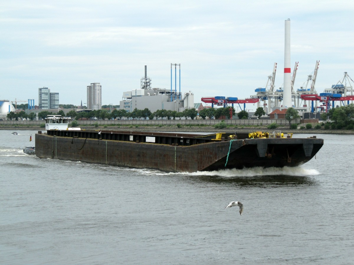 WL1 ist ein Europa-Leichter Typ IIa (76,50 x 11,40) und wird am 03.07.2014 vom SB Vincent im Köhlbrand / Süderelbe / Hafen HH zu Berg geschoben.
