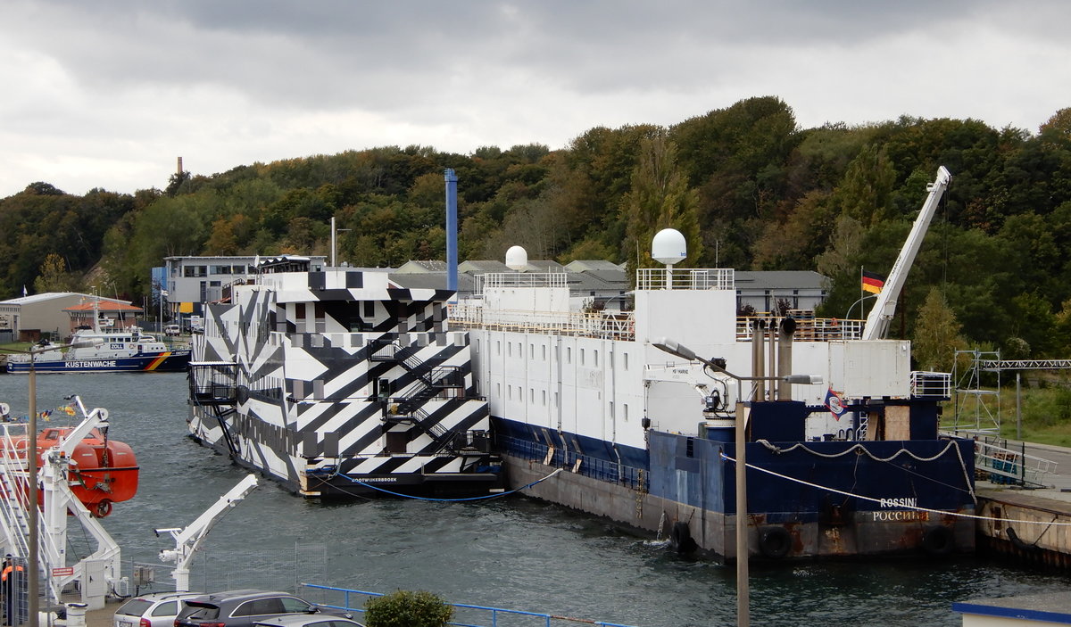 Wohnschiffe SANS VITESSE und ROSSINI, für das Nordstream 2 Projekt, am 06.10.20 im Hafen von Sassnitz. 