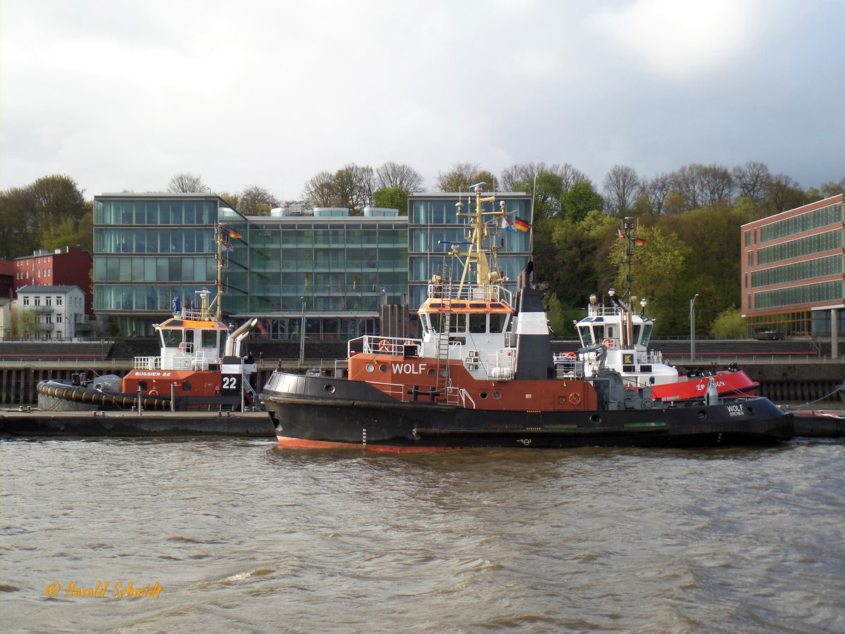 WOLF (IMO 9036260) am 23.4.2017, Hamburg, Elbe, Schlepperponton Neumühlen / 

Weitere Namen: STADT WOLF (02.2010-09.2011), in norwegischer Charter / 

VSP-Tractor-Schlepper / BRZ 368 / Lüa 31,34 m, B 10 m,Tg 5,3 m / 2 Diesel, MaK 8M 332 C, ges. 2900 kW (3.944 PS), 2 Voith-Schneider-Prop. 28 G II / 185, 12 kn, Pfahlzug 45,2 t / gebaut 1993 bei  P + S Werften GmbH, Wolgast / Eigner: Bugsier, Hamburg, Flagge: D, Heimathafen: Bremen /
