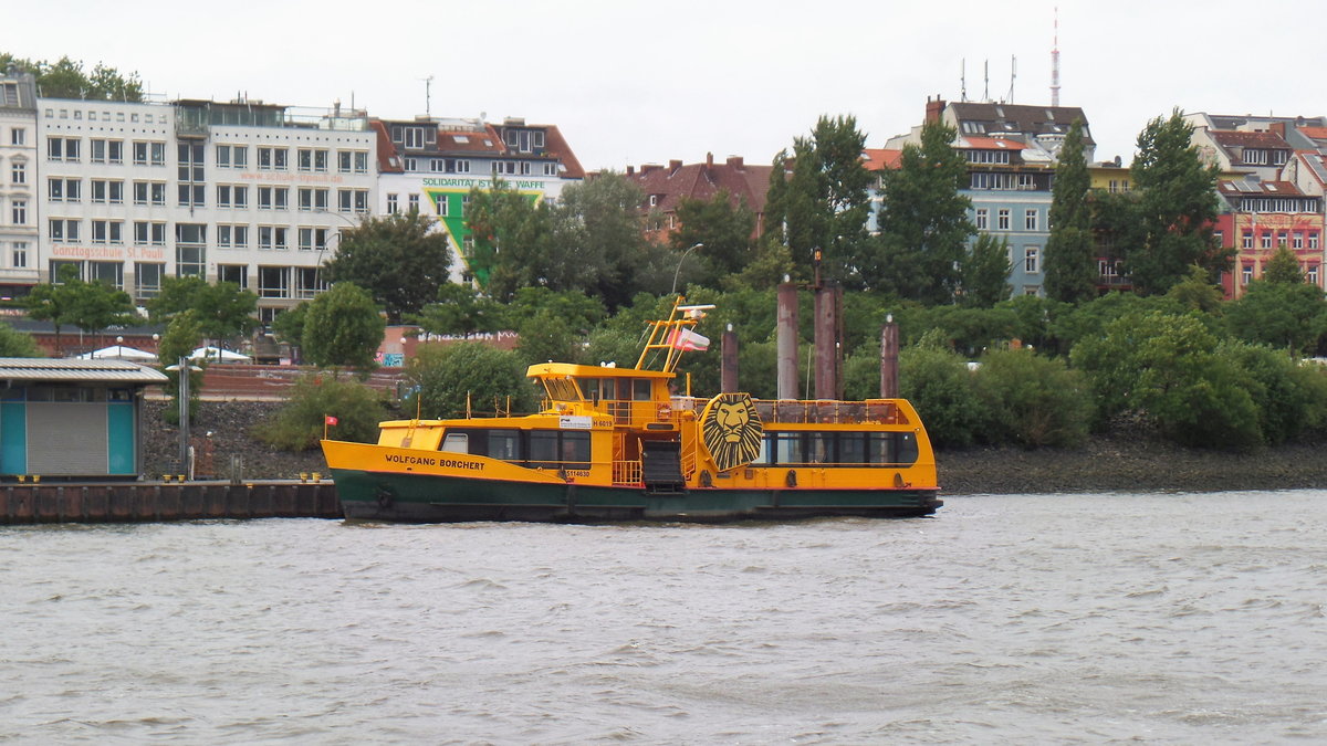 WOLFGANG BORCHERT (2) (ENI 051 14630) am 22.6.2018, Hamburg, Elbe Betriebshof St. Pauli  /

Fährschiff / HADAG Seetouristik und Fährdienst AG, Hamburg  / 2006 nach Umbau bei SBB, Ootkaten, Lüa 28,0 m, B 7,75 m, Tg 1,5 m / 1 Diesel , Deutz, 550 kW (748 PS),  11 kn / 250 Pass. / 1993 bei Heinrich Grube Schiffswerft, Hamburg-Oortkaten, Lüa 27,76 m, B 6,45 m, Tg 1,4 m, 210 Pass. / 


