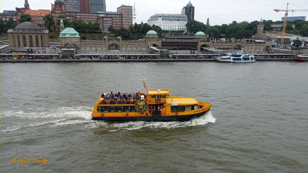 WOLFGANG BORCHERT (2) (ENI 051 14630) am 14.7.2019, Hamburg, Elbe vor den Landungsbrücken  /

Fährschiff / HADAG Seetouristik und Fährdienst AG, Hamburg  / 2006 nach Umbau bei SBB, Ootkaten, Lüa 28,0 m, B 7,75 m, Tg 1,5 m / 1 Diesel , Deutz, 550 kW (748 PS),  11 kn / 250 Pass. / 1993 bei Heinrich Grube Schiffswerft, Hamburg-Oortkaten, Lüa 27,76 m, B 6,45 m, Tg 1,4 m, 210 Pass. / 
