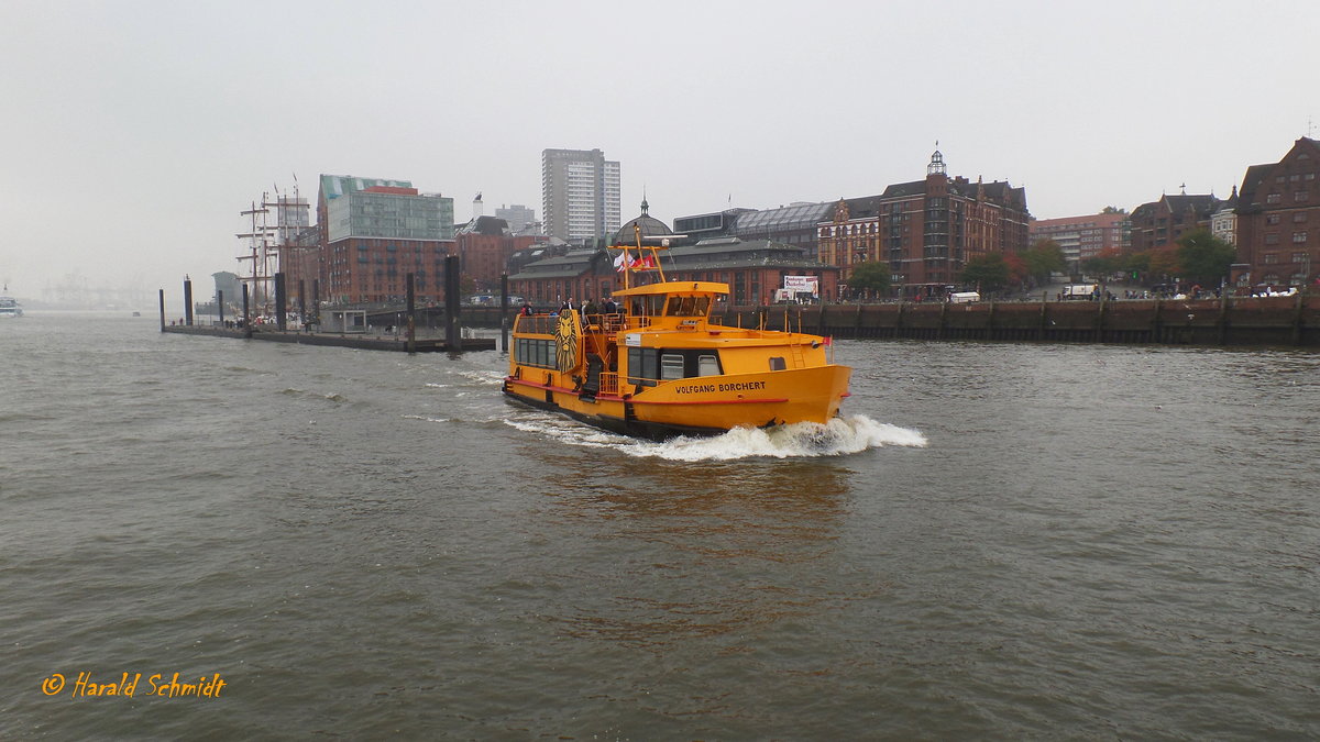 WOLFGANG BORCHERT (ENI 05114630) am 16.10.2016 bei diesigem Wetter, Hamburg, Elbe, in Altona abgelegt und in Richtung Landungsbrücken fahrend /
Fährschiff / HADAG Seetouristik und Fährdienst AG, Hamburg  / 2006 nach Umbau bei SBB, Ootkaten, Lüa 28,0 m, B 7,75 m, Tg 1,5 m / 1 Diesel , Deutz, 550 kW (748 PS),  11 kn / 250 Pass. / 1993 bei Heinrich Grube Schiffswerft, Hamburg-Oortkaten, Lüa 27,76 m, B 6,45 m, Tg 1,4 m, 210 Pass. / 

 