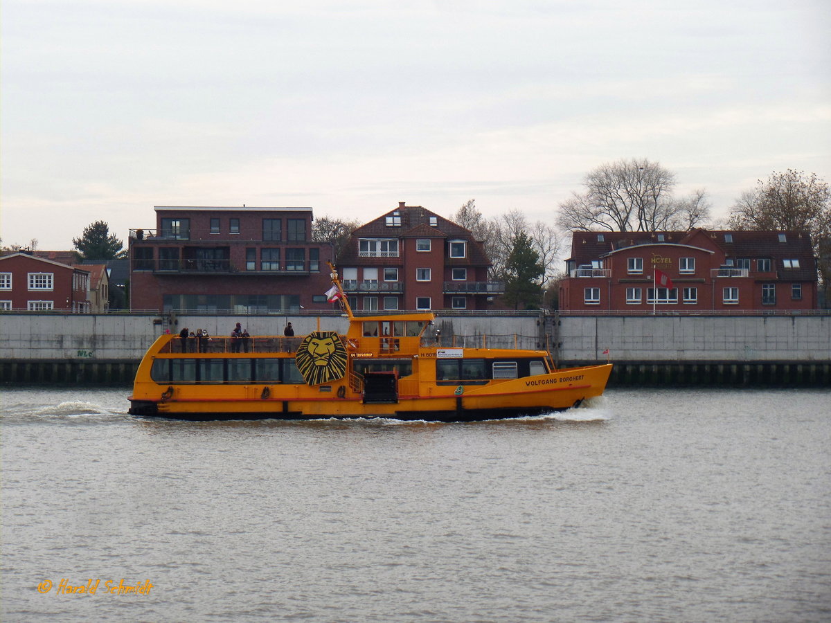 WOLFGANG BORCHERT (ENI 05114630) am 13.11.2016, Hamburg, Linie 64, im Köhlfeet auslaufend /  

Fährschiff / HADAG Seetouristik und Fährdienst AG, Hamburg  / 2006 nach Umbau bei SBB, Ootkaten, Lüa 28,0 m, B 7,75 m, Tg 1,5 m / 1 Diesel , Deutz, 550 kW (748 PS),  11 kn / 250 Pass. / 1993 bei Heinrich Grube Schiffswerft, Hamburg-Oortkaten, Lüa 27,76 m, B 6,45 m, Tg 1,4 m, 210 Pass. / 
