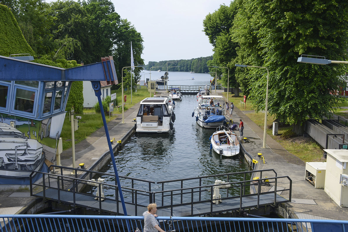 Woltersdorf Schleuse ist eine Einkammerschleuse mit einem Wehr in der Gemeinde Woltersdorf bei Berlin. Die heutige Schleuse ist seit 1882 in Betrieb und wurde zuletzt 1998 aufwändig saniert. Sie ist Bestandteil der Bundeswasserstraße Rüdersdorfer Gewässer mit der Wasserstraßenklasse III und verbindet den Kalksee auf der Rüdersdorfer Seite mit dem Flakensee auf der Erkneraner Seite. Die Fallhöhe beträgt 2,10 Meter. 
Aufnahme: 10. Juni 2019.