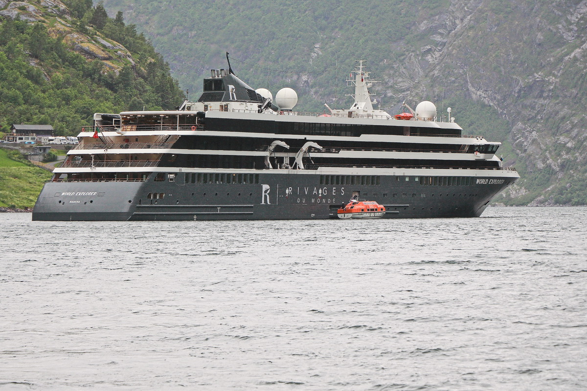 World Explorer liegt am 21. Juni 2022 im Geirangerfjord.