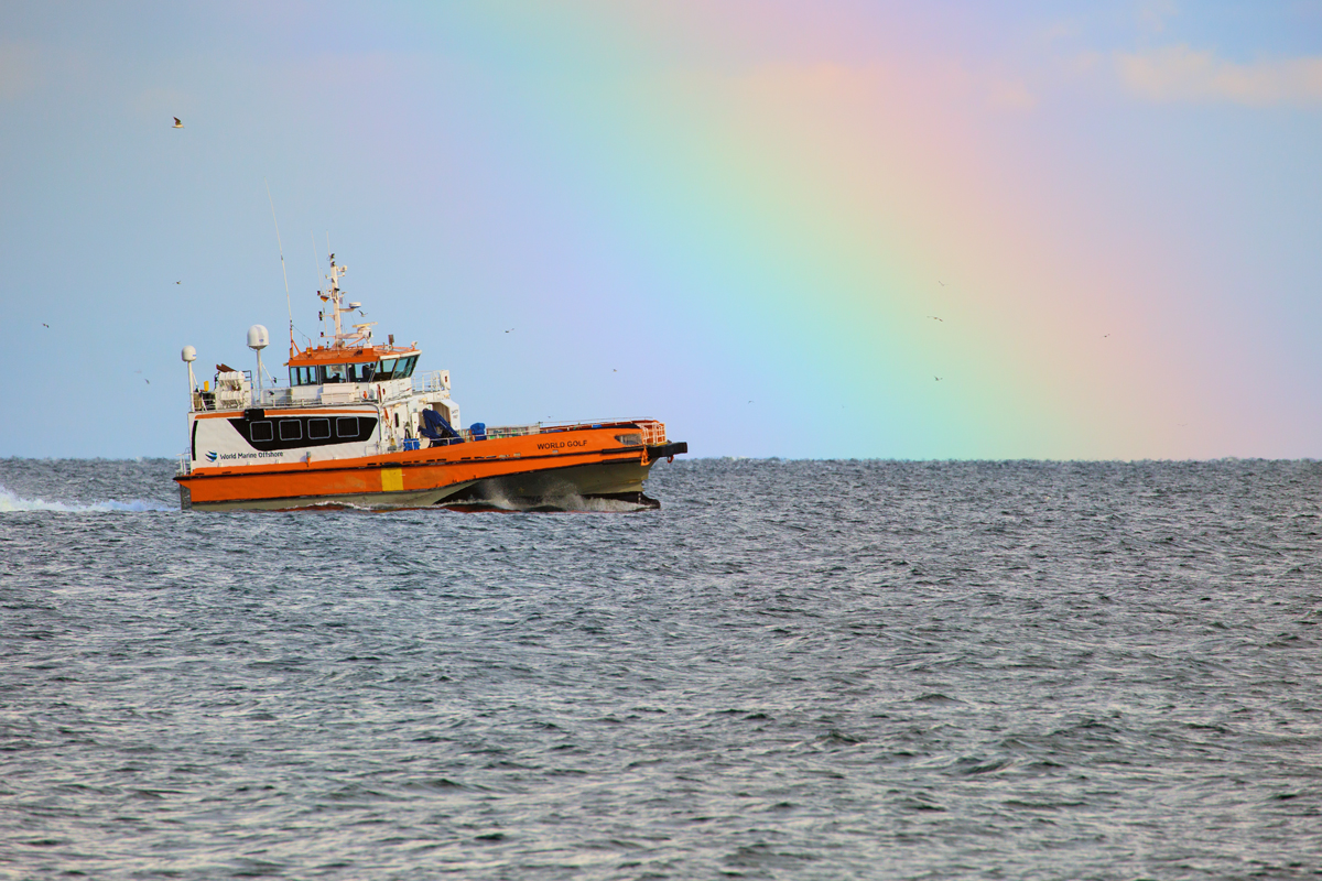 World Golf (IMO 9681742) vor Rügen unter einem Regenbogen. - 11.08.2017