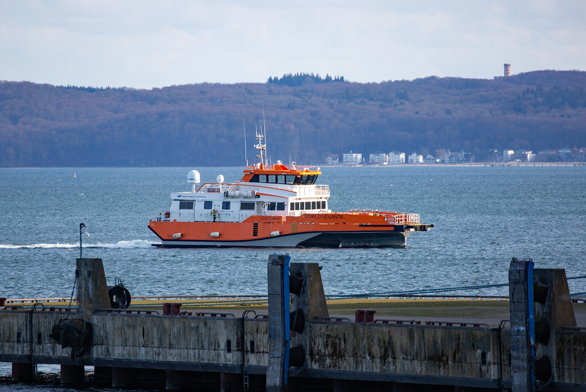 WORLD LAVENTE (IMO 9896024) im Mukraner Hafen, im Hintergrund ist die Binzer Promenade zu erkennen. 12.04.2021