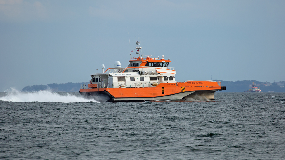 WORLD TERRAL (IMO 9896012) vor Rügen, im Hintergrund ist das Spezialschiff ARKONA (IMO 9285811) zu erkennen. - 09.08.2021