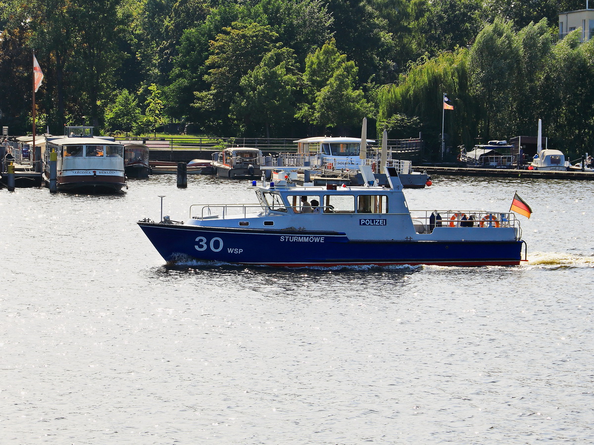 WPS 30  Sturmmöwe  durchfährt die Rummelsburger Bucht  am 15. August 2017.