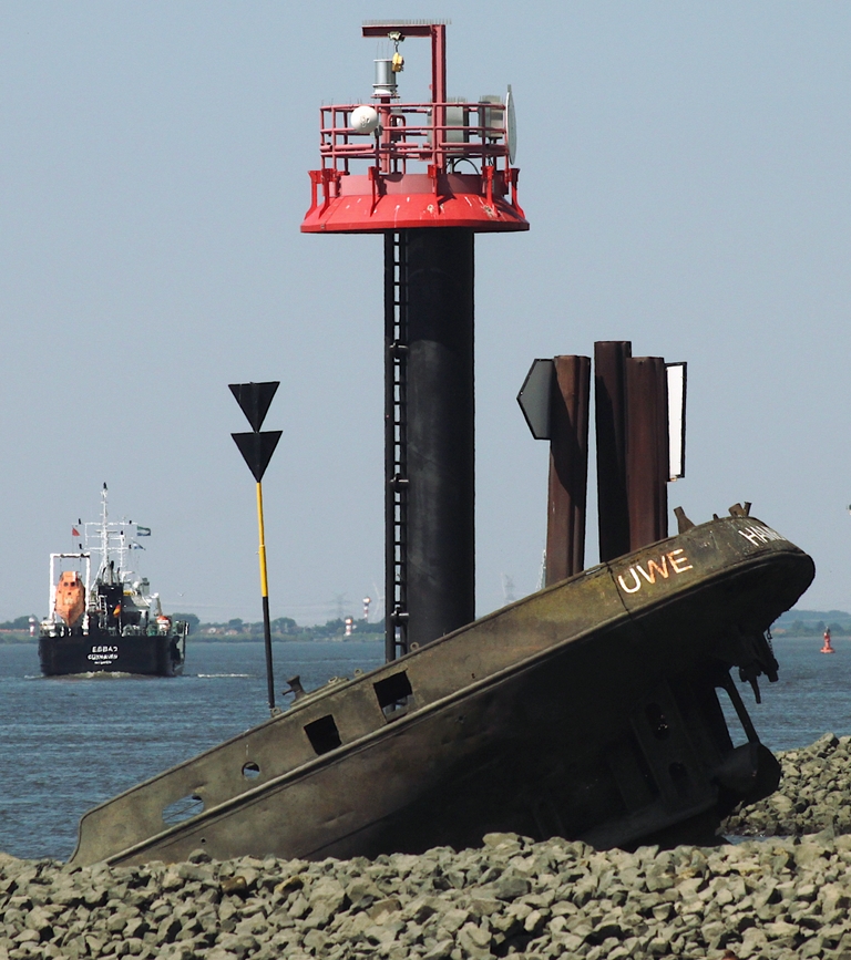 Wrack des Binnenschiffs UWE; Datum: 29.07.2026; Aufnahmeort: Elbe/Hamburg-Blankenese, Deutschland.
Das Wrack liegt seit 1975 am Falkensteiner Ufer in Hamburg-Blankenese. Das Schiff war in dichtem Nebel mit einem weiteren Schiff kollidiert. Ein Matrose ertrank bei dem Ungl�ck.
