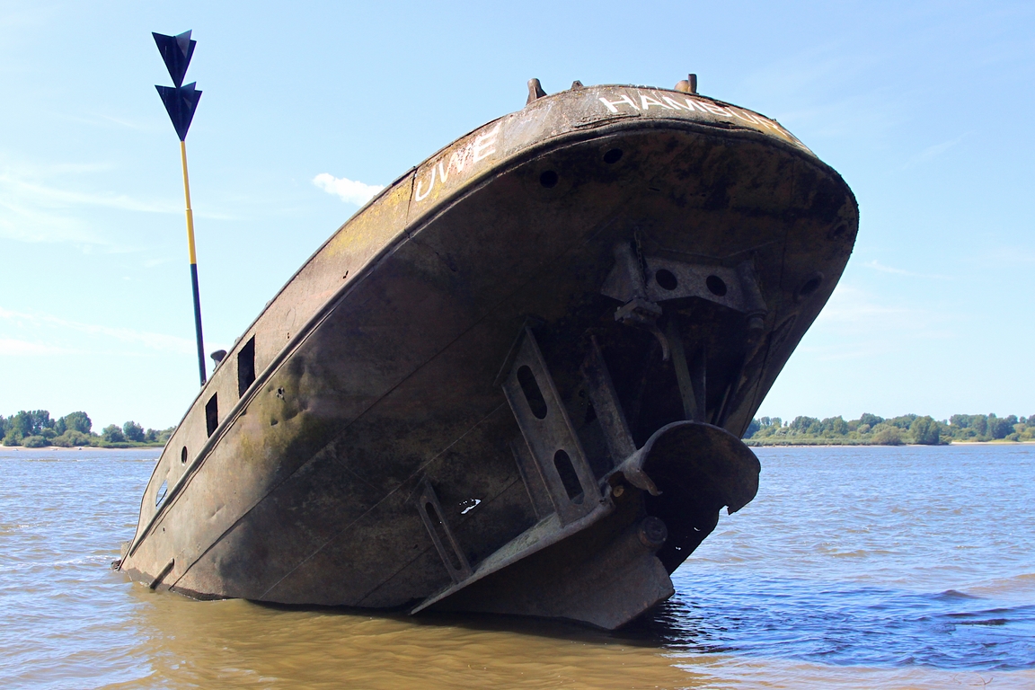Wrack des Binnenschiffs UWE; Datum: 29.07.2026; Aufnahmeort: Elbe/Hamburg-Blankenese, Deutschland.
Das Wrack liegt seit 1975 am Falkensteiner Ufer in Hamburg-Blankenese. Das Schiff war in dichtem Nebel mit einem weiteren Schiff kollidiert. Ein Matrose ertrank bei dem Ungl�ck.
