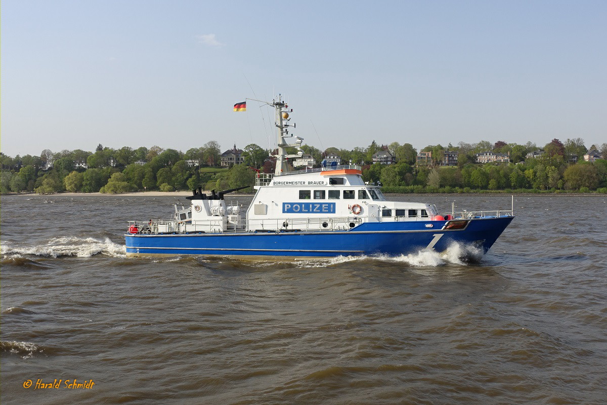 WS 1 BÜRGERMEISTER BRAUER (IMO 9015959) Hamburg, Elbe Höhe Bubendeyufer /
Küstenstreifenboot der WSP Hamburg / BRZ 140 / Lüa 29,5 m, B 6,4 m, Tg 2,0 m / 3 Diesel, MWM, ges. 1962 kW, 2668 PS, 23 kn, 2004 Austausch der Außenmotore, KHD, ges. 1974 kW, 2685 PS, 23 kn, 1 Bugstrahlruder, 50 kW / 1 offenes Tochterboot in Heckwanne, 2009 ersetzt durch geschlossene Alu-Boote  / gebaut 1992 bei Fassmer, Berne, Typ FPB 29 / 
