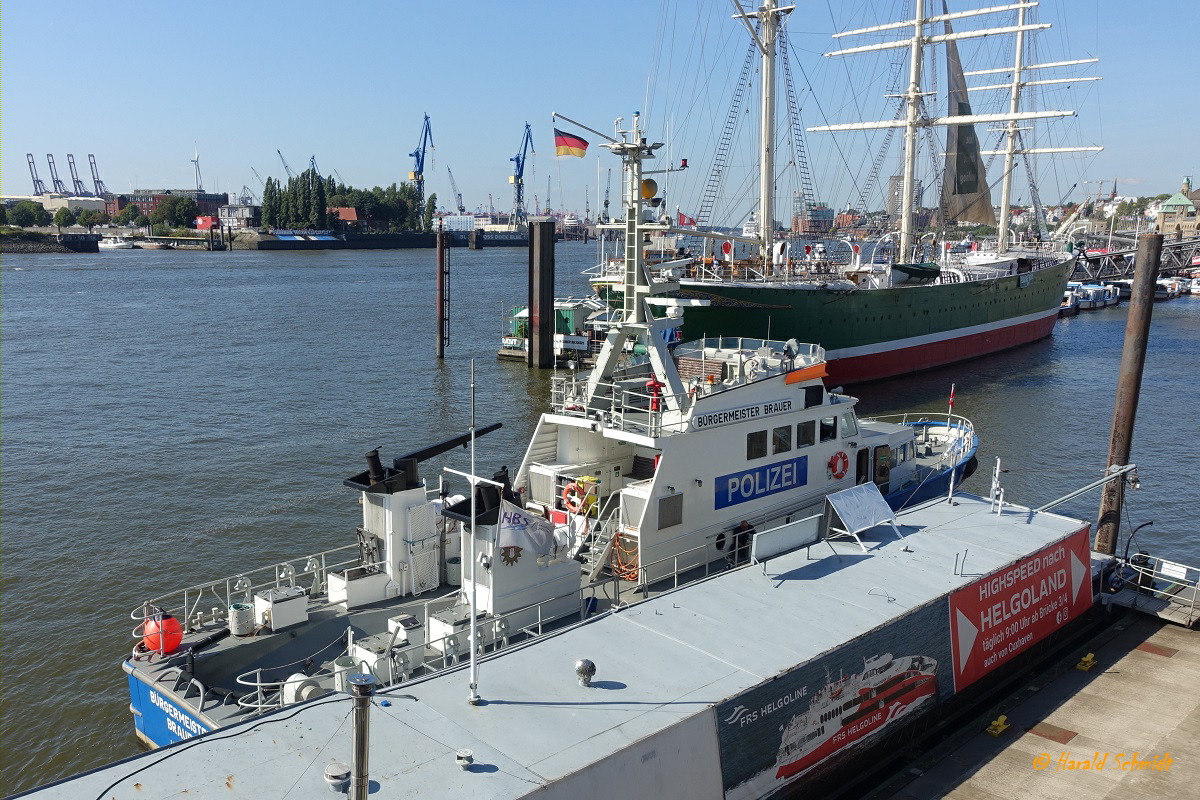 WS 1 BÜRGERMEISTER BRAUER (IMO 9015959) – Detailaufnahme: Blick auf das Deck, beim Bunkern - am 15.9.2023 Hamburg, Elbe, Bunkerstation Vorsetzen /
Küstenstreifenboot der WSP Hamburg / BRZ 140 / Lüa 29,5 m, B 6,4 m, Tg 2,0 m / 3 Diesel, MWM, ges. 1962 kW, 2668 PS, 23 kn, 2004 Austausch der Außenmotore, KHD, ges. 1974 kW, 2685 PS, 23 kn, 1 Bugstrahlruder, 50 kW / 1 offenes Tochterboot in Heckwanne, 2009 ersetzt durch geschlossene Alu-Boote  / gebaut 1992 bei Fassmer, Berne, Typ FPB 29 / 
