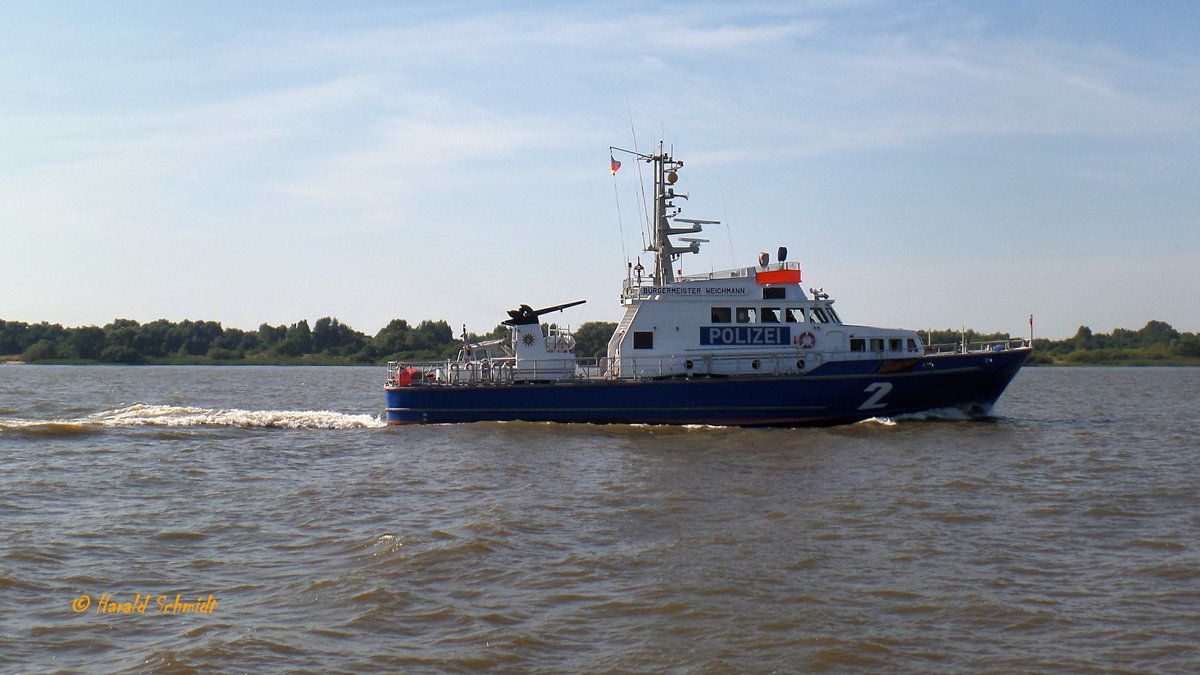 WS 2 BÜRGERMEISTER WEICHMANN (IMO 9100047) am 15.8.2017, Hamburg, Elbe Höhe Wittenbergen / 

Küstenstreifenboot der Wasserschutzpolizei / BRZ 140 /  Lüa 29,5 m, B 6,4 m, Tg 2,0 m / 3 Diesel, 8-Zyl. Scania, DI 16 M V8, ges. 1764 kW (2400 PS) 22,5 kn / gebaut 1995 bei Fassmer in Berne /
