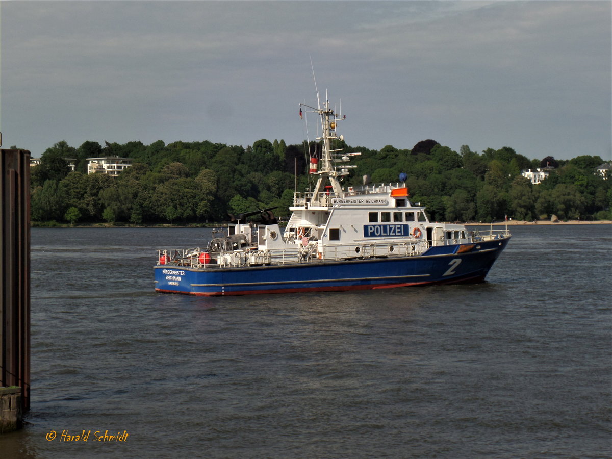 WS 2 BÜRGERMEISTER WEICHMANN (IMO 9100047) am 15.5.2018, Hamburg, Elbe Höhe Bubendeyufer / 

Küstenstreifenboot der Wasserschutzpolizei / BRZ 140 /  Lüa 29,5 m, B 6,4 m, Tg 2,0 m / 3 Diesel, 8-Zyl. Scania, DI 16 M V8, ges. 1764 kW (2400 PS) 22,5 kn / gebaut 1995 bei Fassmer in Berne /
