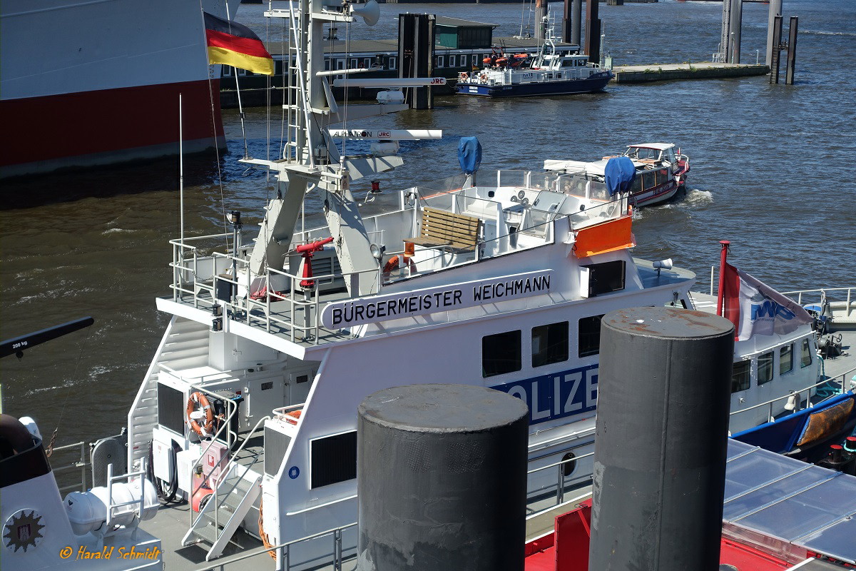 WS 2 BÜRGERMEISTER WEICHMANN (IMO 9100047) am 14.6.2019, Detail: oberer Fahrstand, Hamburg, Elbe an der Bunkerstation Vorsetzen /
Küstenstreifenboot der Wasserschutzpolizei / BRZ 140 /  Lüa 29,5 m, B 6,4 m, Tg 2,0 m / 3 Diesel, 8-Zyl. Scania, DI 16 M V8, ges. 1764 kW (2400 PS) 22,5 kn / gebaut 1995 bei Fassmer in Berne /

