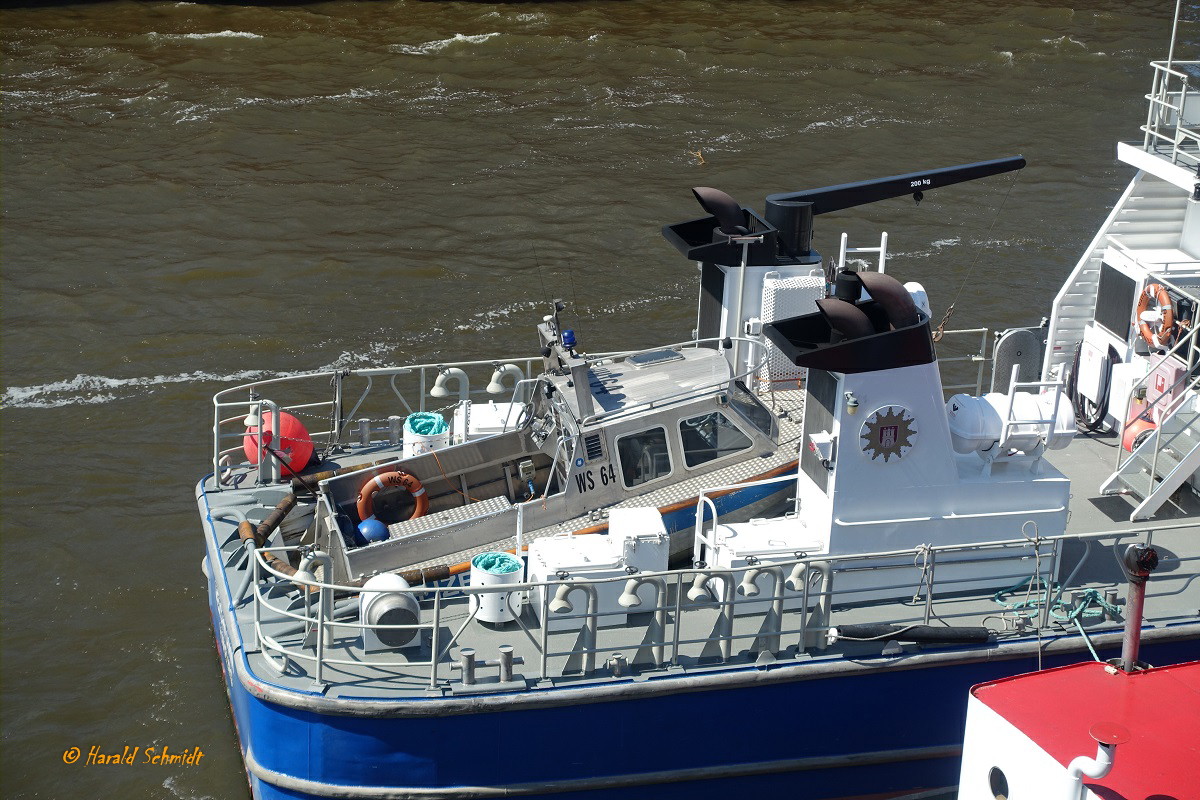 WS 2 BÜRGERMEISTER WEICHMANN (IMO 9100047) am 14.6.2019, Detail: Tochterboot WS 64 in der Heckwanne, Hamburg, Elbe an der Bunkerstation Vorsetzen /
Küstenstreifenboot der Wasserschutzpolizei / BRZ 140 /  Lüa 29,5 m, B 6,4 m, Tg 2,0 m / 3 Diesel, 8-Zyl. Scania, DI 16 M V8, ges. 1764 kW (2400 PS) 22,5 kn / gebaut 1995 bei Fassmer in Berne /

02213 WS 64 am 14.6.2019 in der Heckwanne der WS 2 BGM. WEICHMANN / 
Hilfseinsatz- und Tochterboot der WS 1 (Bürgermeister Brauer) und WS 2 (Bürgermeister Weichmann) der WSP Hamburg / Lüa 6,3 m, B 2,5 m, Tg 0,6 m / 25 kn / 


