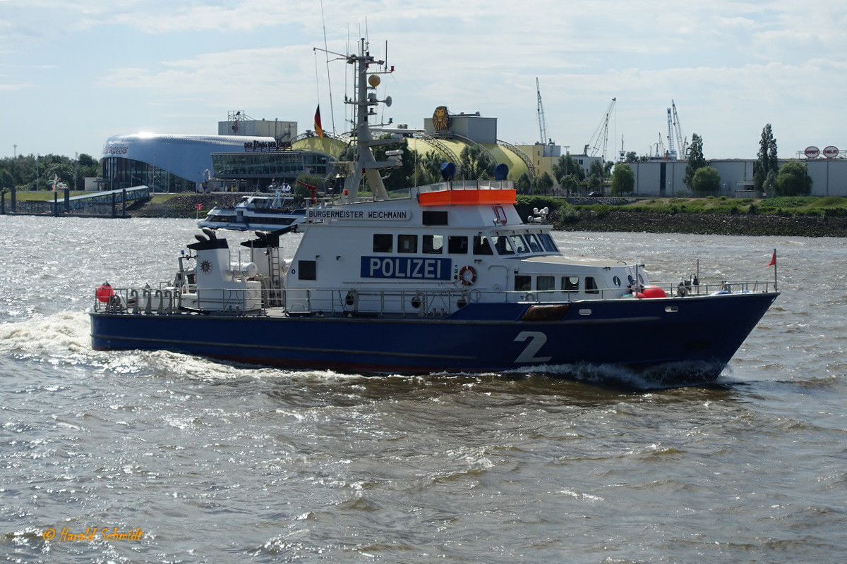 WS 2 BÜRGERMEISTER WEICHMANN (IMO 9100047) am 14.6.2019, , Hamburg, Elbe Höhe Landungsbrücken  /

Küstenstreifenboot der Wasserschutzpolizei / BRZ 140 /  Lüa 29,5 m, B 6,4 m, Tg 2,0 m / 3 Diesel, 8-Zyl. Scania, DI 16 M V8, ges. 1764 kW (2400 PS) 22,5 kn / gebaut 1995 bei Fassmer in Berne /
