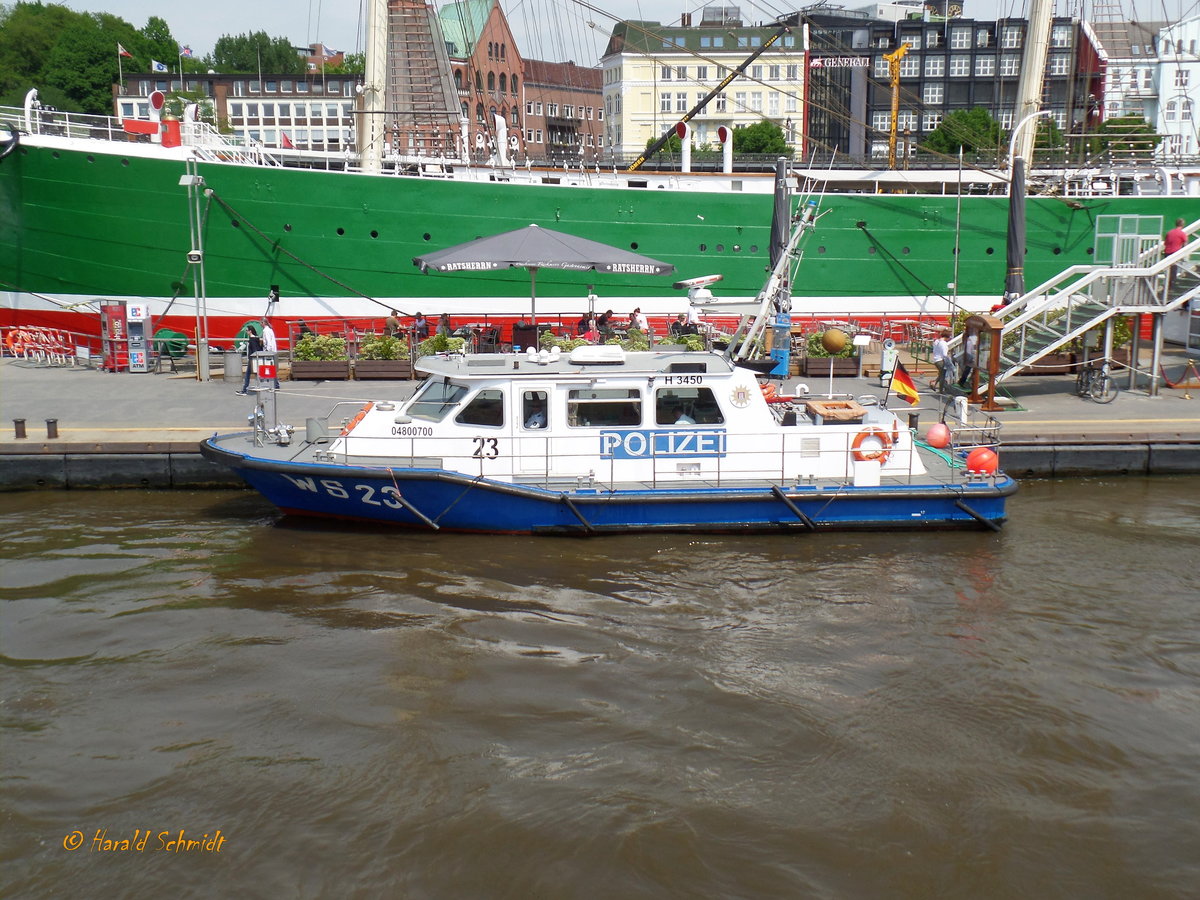 WS 23 am 23.5.2017, Hamburg, Elbe, an der Überseebrücke /

Streifenboot der Wasserschutzpolizei Hamburg / Lüa 17,75 m, B 4,9 m, Tg 1,4 m / 346 kW, 12 kn / Baujahr 2001 /
