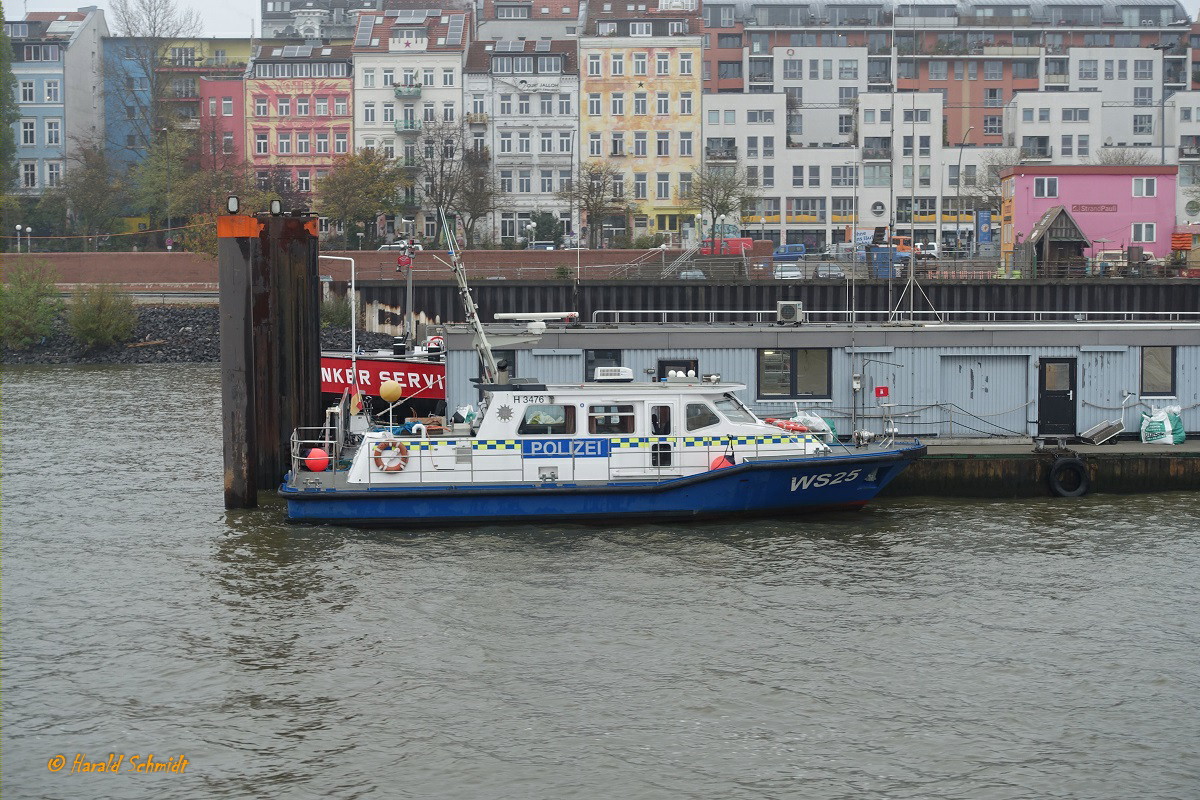 WS 25 am 21.4.2015, Hamburg, Elbe am Schlepperponton St. Pauli  / 
Leichtes Hafenstreifenboot der WSP Hamburg / Lüa 17,75 m, B 4,9 m, Tg 1,4 m / 1 MAN-Diesel 346 kW, 470 PS, 12 kn /gebaut 2003 bei Barthel Werft, Derben, Sachsen Anhalt /
