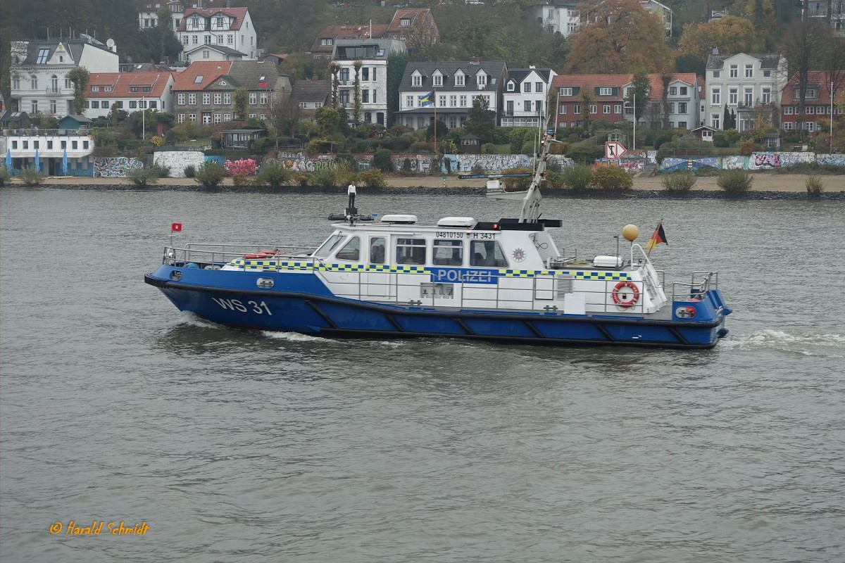 WS 31 (ENI 04810150) (H 3431) am 11.11.2020. Hamburg, Elbe Höhe Övelgönne /
Schweres Hafenstreifenboot der Wasserschutzpolizei Hamburg / Lüa 17,65 m, B 4,9 m, Tg 1,61 m / 1 Diesel, MAN, 420 kW (571 PS) / gebaut 2002 bei Barthel Werft, Derben, Sachsen Anhalt /
