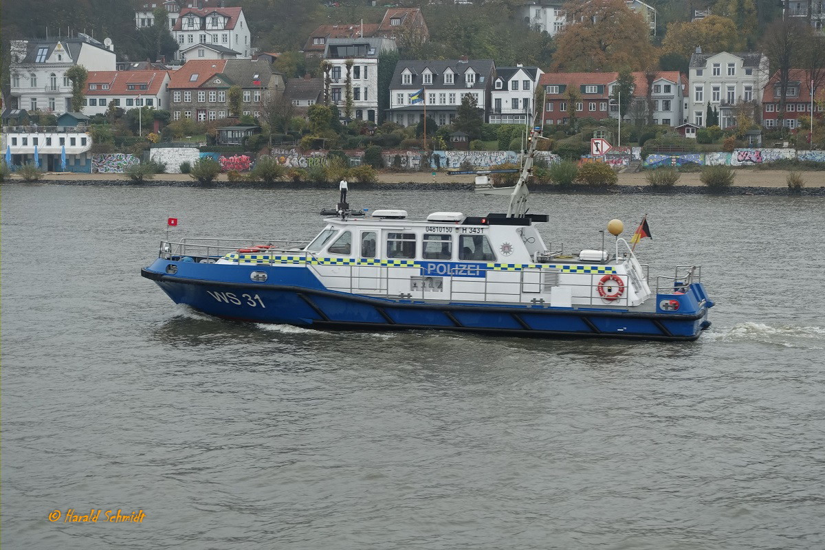 WS 31 (ENI 04810150) (H 3431) am 11.11.2020. Hamburg, Elbe Höhe Övelgönne /
Schweres Hafenstreifenboot der Wasserschutzpolizei Hamburg / Lüa 17,65 m, B 4,9 m, Tg 1,61 m / 1 Diesel, MAN, 420 kW (571 PS) / gebaut 2002 bei Barthel Werft, Derben, Sachsen Anhalt /
