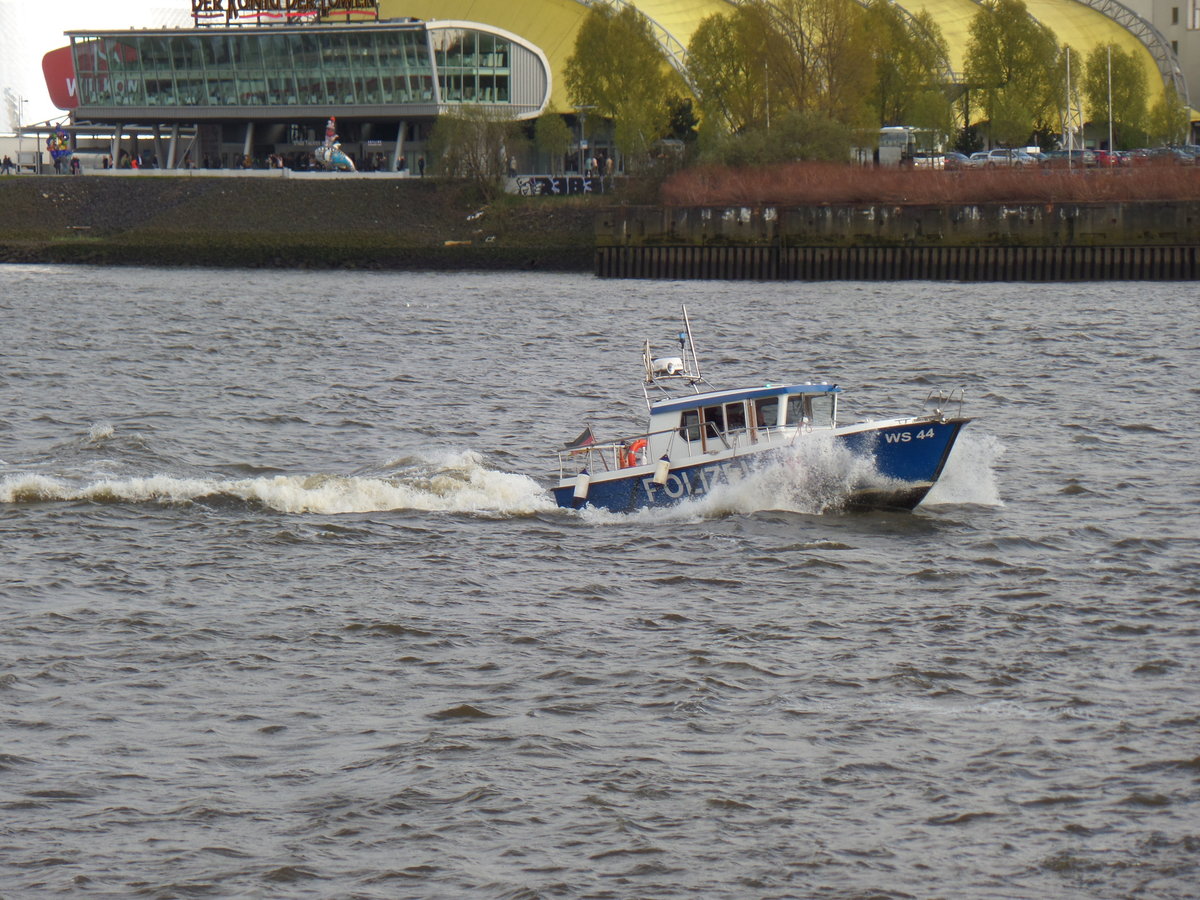 WS 44 am 23.4.2017, bei rauhem Wasser, Hamburg, Elbe Höhe Hafentheater/
Hilfseinsatzboot der Wasserschutzpolizei Hamburg  /  Lüa ca. 8 m, B ca. 3 m / 1 Volvo-Diesel, 260 PS, 25 kn / Indienststellung: Dez. 2015 /
