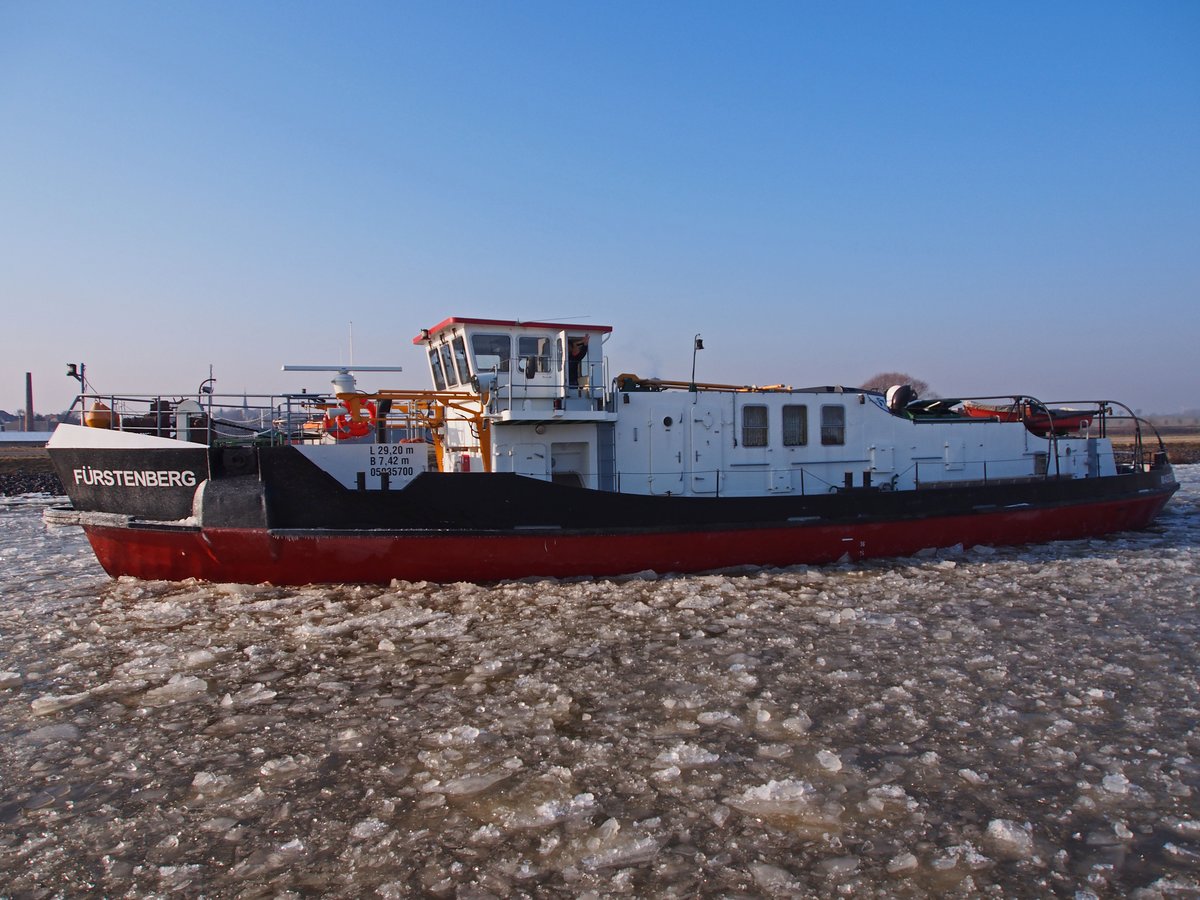 WSA Eisbrecher FÜRSTENBERG am 2.32018 auf dem Mittellandkanal in Vahldorf beim Eisaufbruch.Foto vom Eisbrecherarchiv Mineif.