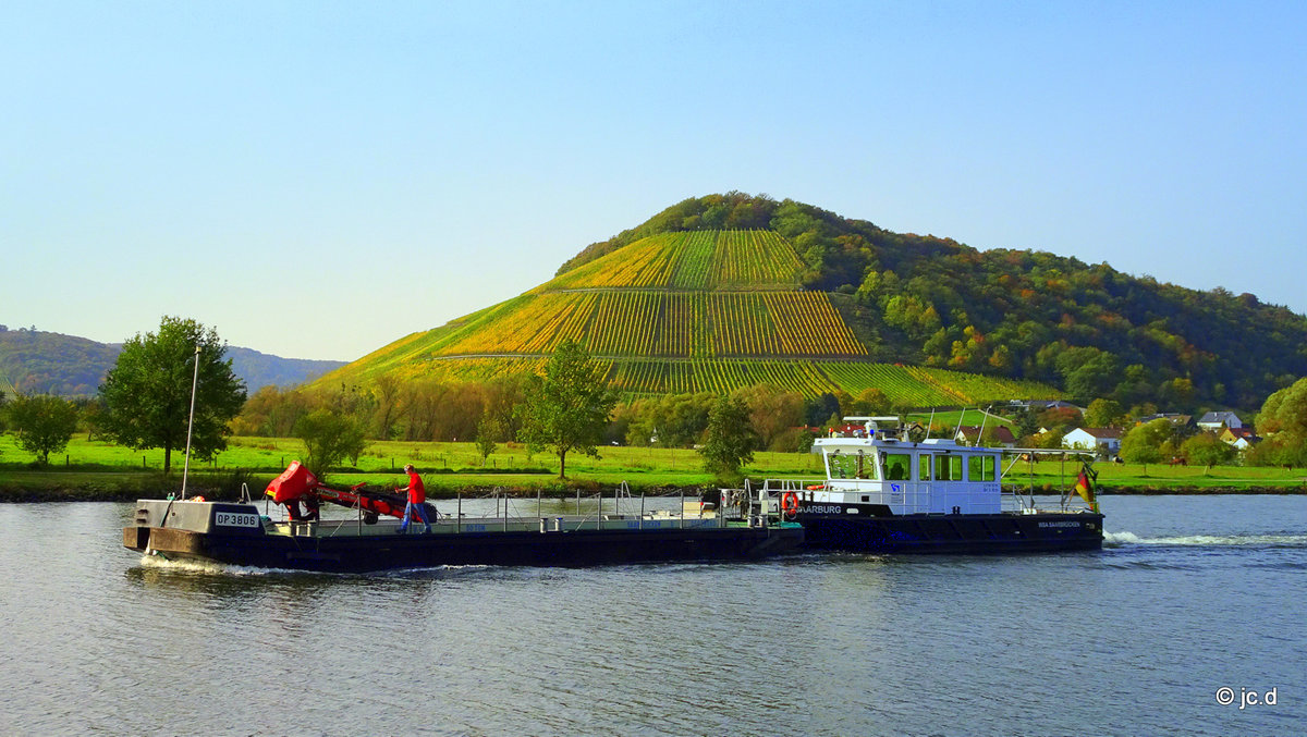 WSA Saarbrücken - Motorschiff  Saarburg  auf der kanalisierten Saar bei der Ayler Kupp am 16.10.2017. Das Motorschiff wird bei Kontrollfahrten zur Verkehrssicherung, Peilung der Gewässersohle, Hindernissuche, Transportarbeiten, Auslegen und Unterhalten der Fahrwassertonnen (hierzu wird ein Verkehrssicherungsprahm mit Hydraulikkran im Schubverband gefahren) eingesetzt.
Baujahr: 2000 - Leistung: 144kW - Technische Daten: L = 14,80 m, B = 3,80 m, T = 0,95 m
Heimathafen: stationiert im Außenbezirk Saarburg