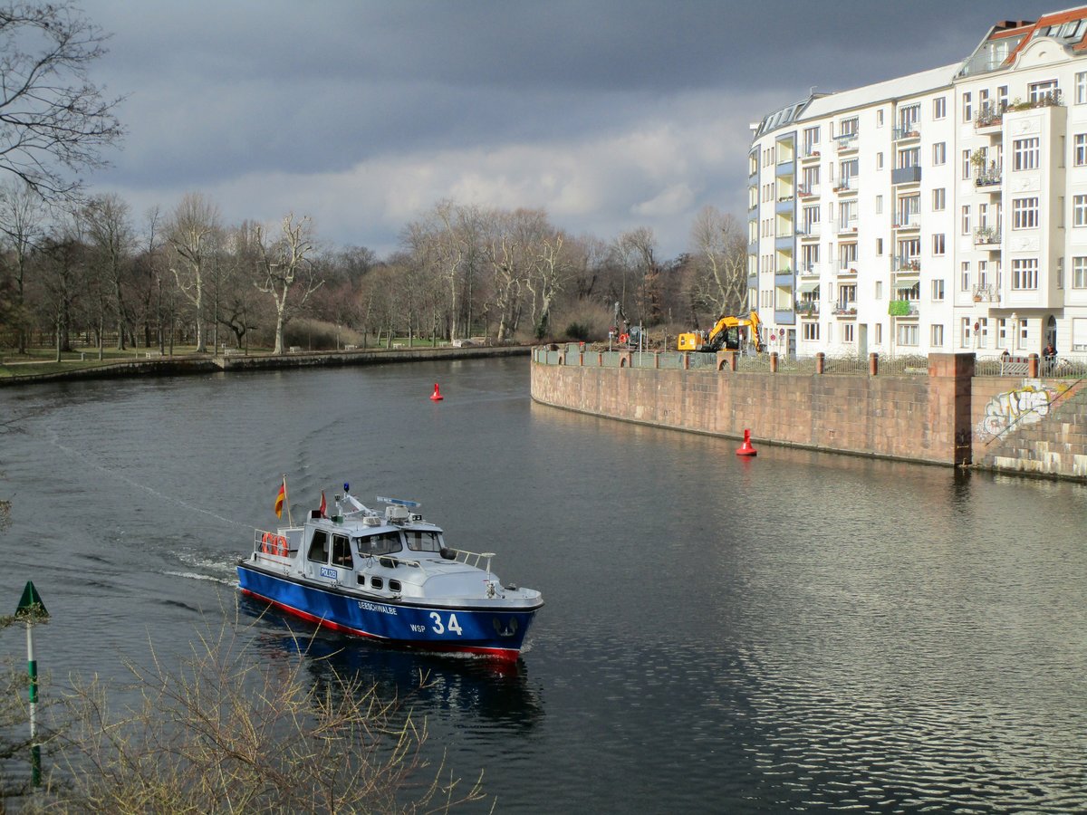 WSP 34 Seeschwalbe der Wasserschutzpolizei Berlin befuhr am 02.03.2020 die Spree unterhalb der Schloßbrücke in Berlin-Charlottenburg zu Berg. Die Ufermauer am Boenhoefferufer wird demnächst abgetragen und erneuert. 