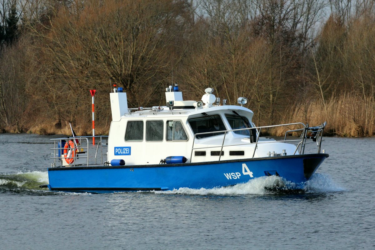 WSP 4 der Wasserschutzpolizei am 15.01.2018 auf dem Sacrow-Paretzer-Kanal / UHW Höhe Havelkanalmündung mit Blaulicht auf Bergfahrt.