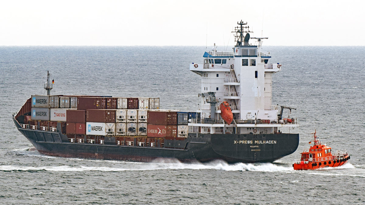 X-PRESS MULHACEN (IMO: 9365960) und Lotsenversetzboot BÜLK am Morgen des 21.08.2020 in der Ostsee