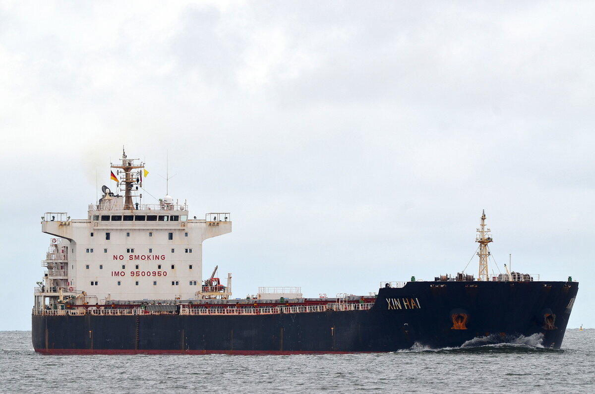 XIN HAI IMO-Nummer:9500950 Flagge:Marshallinseln Länge:225.0m Breite:32.0m Baujahr:2012 Bauwerft:Huangpu Shipbuilding,Guangzhou China vor Cuxhaven am 10.07.25