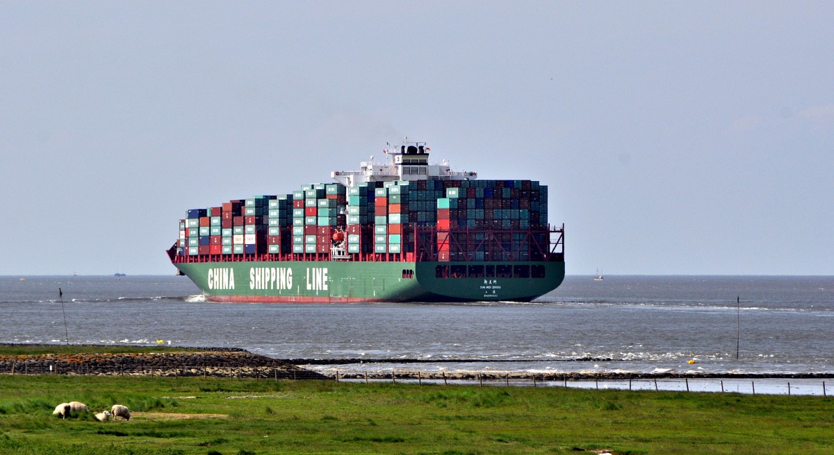 XIN MEI ZHOU (Containerschiff, China, IMO: 9337925) der Reederei China Shipping Container Lines (CSCL) in Richtung Nordsee (Altenbruch, 26.05.2014).