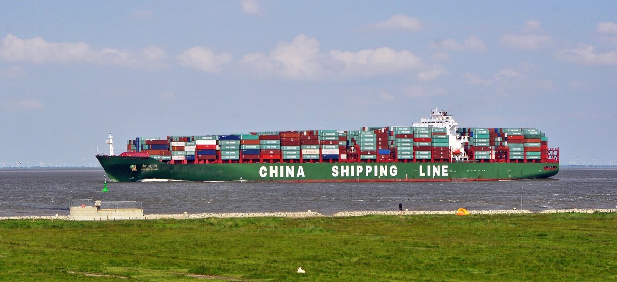 XIN MEI ZHOU (Containerschiff, China, IMO: 9337925) der Reederei China Shipping Container Lines (CSCL) in Richtung Nordsee (Altenbruch, 26.05.2014).