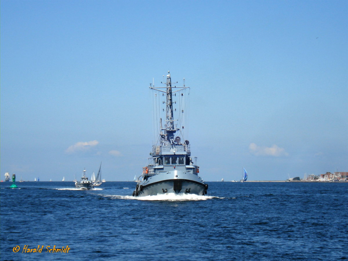 Y 1658 DRANSKE am 22.6.2009, Kieler Förde /

Weitere Namen: KORMORAN (DDR Volksmarine,), 1990 von der Bundesmarine übernommen, umbenannt Y 1658 DRANSKE, Klasse 660, Außerdienstst. 22.3.2010 - 2012 TUGELITE, (IMO 8922565), Flagge: Belize  /

Schlepper der Zander-Klasse (DDR Volksmarine, Projekt 414)  / BRZ 205 / Lüa 30,27 m, B 8,4 m, Tg 2,5 m / / 1 SKL-Diesel 530 kW (720 PS), 1 Verstell-Propeller in Kortdüse, 11 kn, Pfahlzug 12 t / gebaut 1989 bei VEB Jachtwerft Köpenick, Endausrüstung bei VEB Volkswerft Stralsund / 
