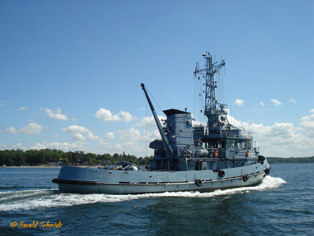 Y 1658 DRANSKE am 22.6.2009, Kieler Förde /

Weitere Namen: KORMORAN (DDR Volksmarine,), 1990 von der Bundesmarine übernommen, umbenannt Y 1658 DRANSKE, Klasse 660, Außerdienstst. 22.3.2010 - 2012 TUGELITE, (IMO 8922565), Flagge: Belize  /

Schlepper der Zander-Klasse (DDR Volksmarine, Projekt 414)  / BRZ 205 / Lüa 30,27 m, B 8,4 m, Tg 2,5 m / / 1 SKL-Diesel 530 kW (720 PS), 1 Verstell-Propeller in Kortdüse, 11 kn, Pfahlzug 12 t / gebaut 1989 bei VEB Jachtwerft Köpenick, Endausrüstung bei VEB Volkswerft Stralsund / 
