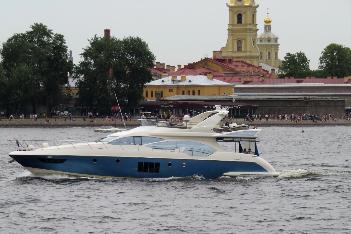 Yacht des Herstellers  AZIMUT  auf der Newa vor der Peter-und-Paul-Festung in St. Petersburg, 12.8.17