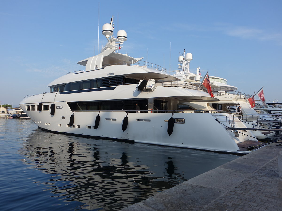 Yacht Okko im Hafen von St. Tropez, gebaut 2013, fährt unter der Flagge der Cayman Inseln (27.09.2017)