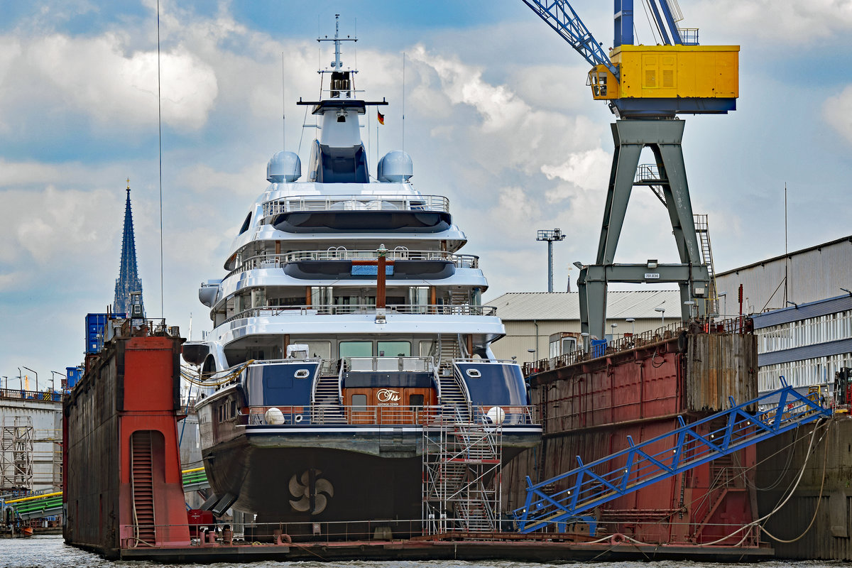 Yacht TIS am 26.05.2020 im Hafen von Hamburg