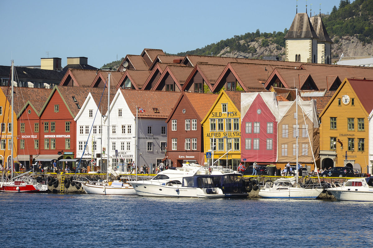 Yachten am Bryggen in Bergen - Norwegen. Aufnahme: 10. Juli 2018.