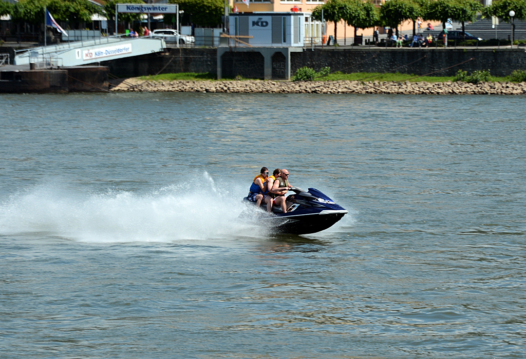 Yamaha Jetski düst mit voller Pulle über den Rhein bei Königswinter - 31.05.2014