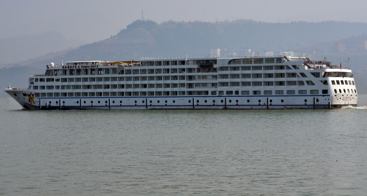 Yangzi Gold 8, Ein Flusskreuzfahrtschiff auf dem Yangzi am 24.10.2014 Richtung drei Schluchten Staudamm.