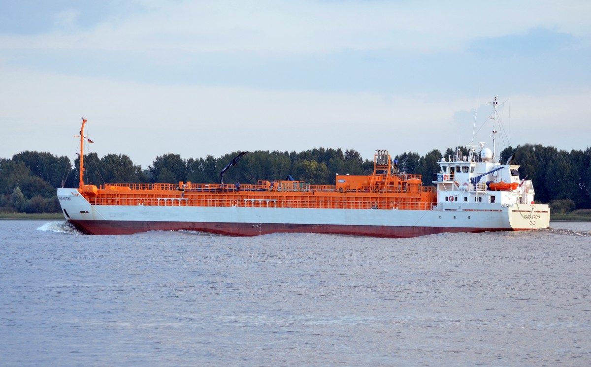 Yara Froya  ein Tankschiff mit Heimathafen Oslo. IMO: 9345350, Baujahr: 2005,  Lnge: 82.50 m, Breite: 12.60 m, Tiefgang: 5.30 m, Geschwindigkeit: 12.00 kn. In Wedel am 25.09.15  einlaufend  nach  Hamburg beobachtet.