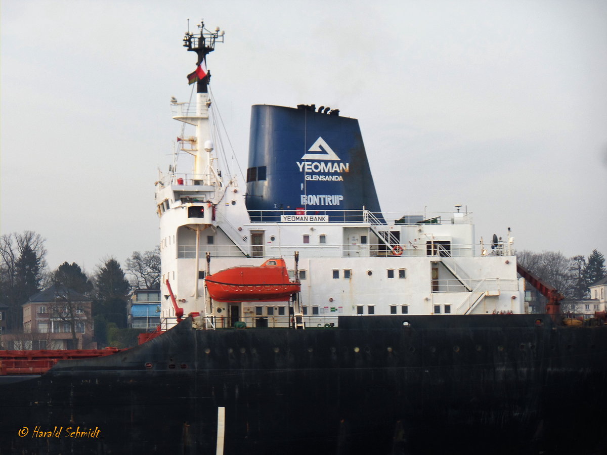 YEOMAN BANK (IMO 7422881) am 6.3.2018, Hamburg auslaufend, Elbe Höhe Övelgönne /
Schornsteinmarke, Yeoman Glensanda ist ein bedeutender Granitabbaubetrieb in GB mit einem eigenen Schiffspark, gehört zu Aggregate Industries Markfield, GB, beide zur Holcim-Gruppe /
Ex-Name: SALMONPOOL (bis 07.1990) > YEOMA (bis 2017) / 
Selbstentladender Massengutfrachter / BRZ 24.870 /  Lüa 204,96 m, B 27,26 m, Tg 11,37 m / 1 Diesel, 10.581 kW (14390 PS), 13 kn / Eigner: Aggregate Industries Markfield, GB / Flagge: Liberia, Heimathafen: Monrovia / gebaut 1982 bei Eleusis Shipyard, Griechenland /

