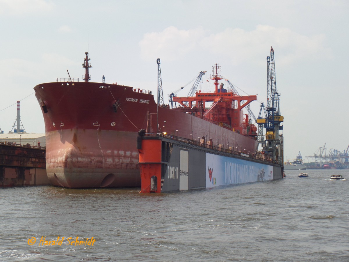 YEOMAN BRIDGE  (IMO 8912302) am 18.7.2014, Hamburg, Elbe, Blohm + Voss Dock 10, beim Ausdocken /
ex: Eastern Bridge (1991 - 2010) / 
selbstentladender Bulker / BRZ 55.594 / Lüa 249,9 m, B 38,0 m, Tg 15,02 m / 1 MAN B&W–Kawasaki-Diesel, 15.396 kW, 20.939 PS / 1991 bei Hashihama Zosen, Fukujama, Japan / Haimathafen: Nassau /
