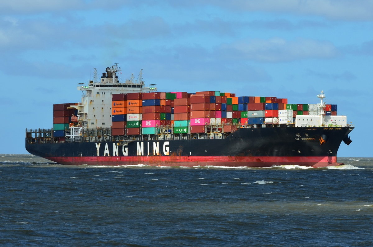 YM Essence , Containerschiff , IMO  9496599 , Baujahr 2014 , 259 × 37.3m , 4662 TEU , Cuxhaven , 12.05.2019