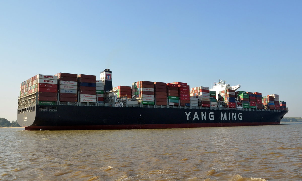 YM WELLNESS  Containerschiff von Yang Ming am 14.09.16 bei Wedel auslaufend, Heimathafen Hong Kong,  IMO: 9704623, Lnge: 368m, Breite: 51m, Teu: 13800. 