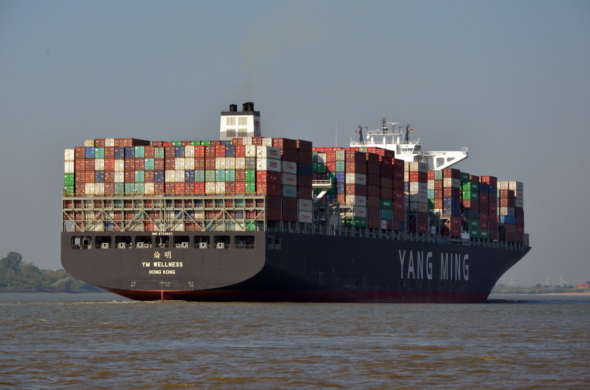 YM WELLNESS  Containerschiff von Yang Ming am 14.09.16 bei Wedel auslaufend, Heimathafen Hong Kong,  IMO: 9704623, Lnge: 368m, Breite: 51m, Teu: 13800. 