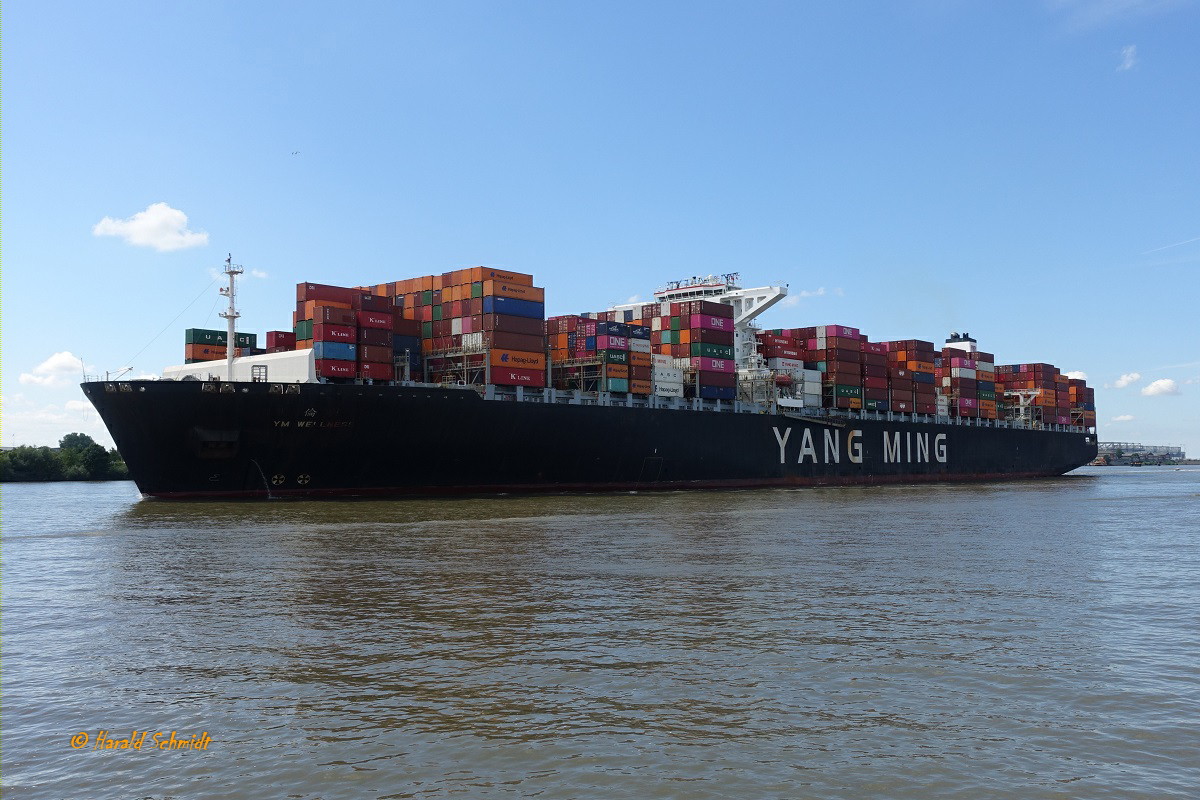 YM-WELLNESS (IMO 9704623) am 9.8.2022, Hamburg einlaufend, Elbe Höhe Neumühlen / 
Containerschiff /  BRZ 144.651  / Lüa 368 m, B 51 m, Tg 15,8 m / 1 Diesel, MAN-B&W/Hyundai 11S90ME-C9.2, 52.723 kW (71.682 PS), 23 kn / 14.080 TEU davon 1000 Reefer / Besatzung: 32 / gebaut 2015 bei Hyundai Heavy Industries , Ulsan, Südkorea / Manager:  Yang Ming Marine Transport, Keelung, Taiwan / Flagge + Heimathafen: Hongkong /